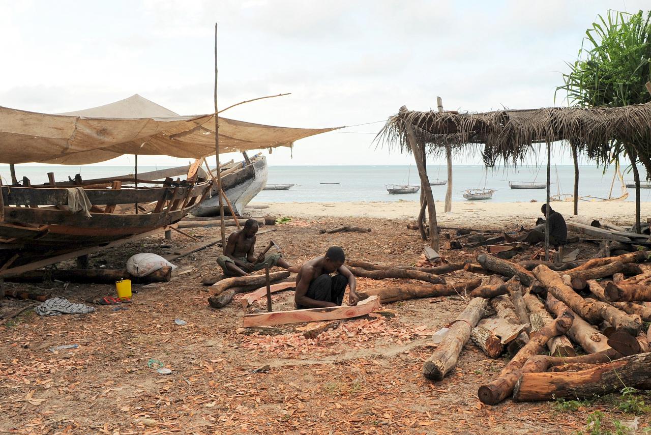 Hommes fabriquant les barques traditionnelles, dows ou ngalawas